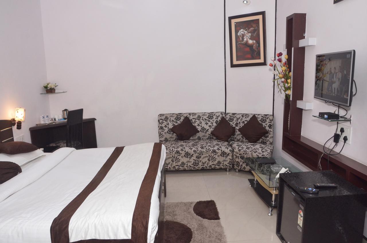 Hotel Royal Classic Bareilly Bagian luar foto