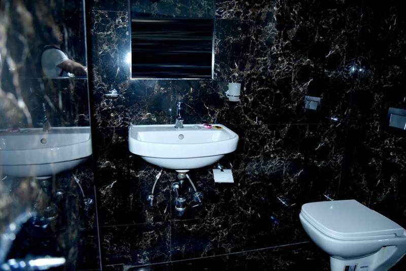 Hotel Royal Classic Bareilly Bagian luar foto