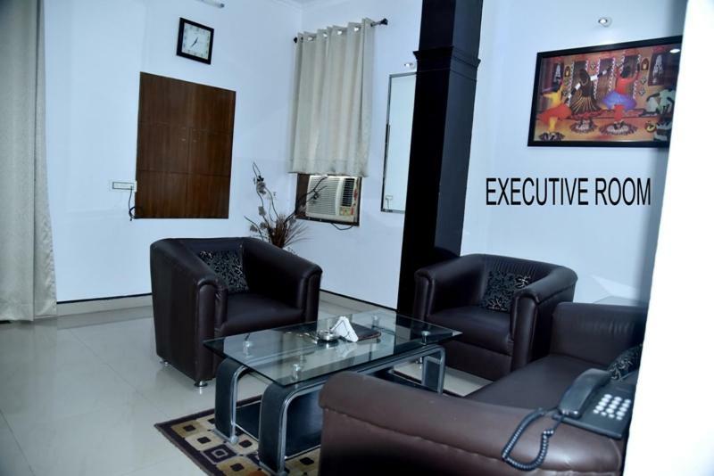 Hotel Royal Classic Bareilly Bagian luar foto