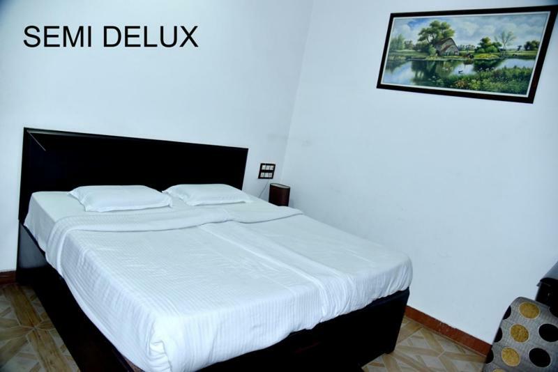 Hotel Royal Classic Bareilly Bagian luar foto